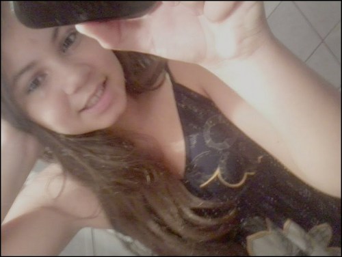 - Eu sou Gyovanna Marques ,Bagunçeira, desastrada, atrapalhada, desorganizada, ciumenta, orgulhosa, irritante e palhaça. Sou tudo, menos perfeita.Follow-me ?