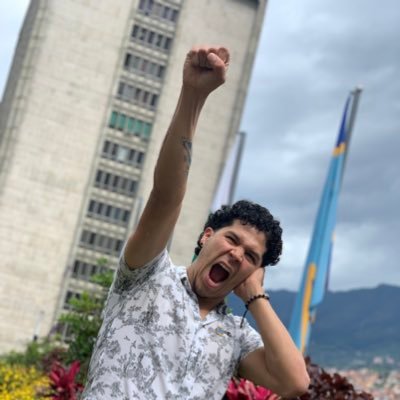 •📍Medellín-Colombia🇨🇴, •📜 Politólogo -UPB, •👋🏽Lengua nativa: Lengua de Señas Colombiana-LSC, •🧏🏽‍♂️ Comunidades Sordas, •🌎Vivan las diversidades🌻