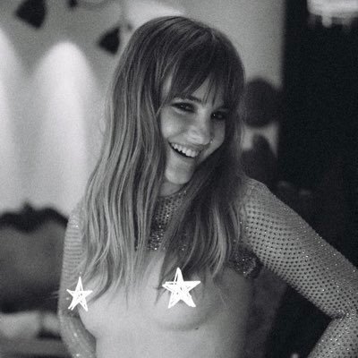 ellaauror's profile picture. talk to me