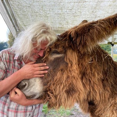 Ik ben een enthousiaste en passionele wereldverbeteraar met een zwak voor ezels ... en mensen ... en andere dieren