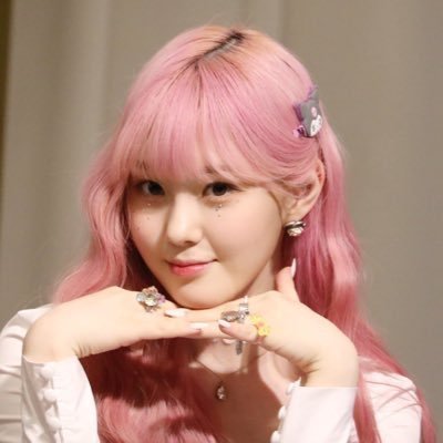 whee1ns's profile picture. ࿐ ˚ she/they ˚ . ✦ 🌷🦋