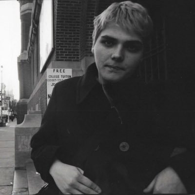 in an mcr chokehold since 2005. can't write a tweet that doesn't mention gerard. gwayarchive on instagram