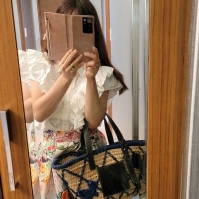 Ndorobaobei's profile picture. ISEKAI PLEASE SUMMON ME                                                                         
好像周围一切都是温柔、安静的，
但他的话语，一瞬间让心跳加速