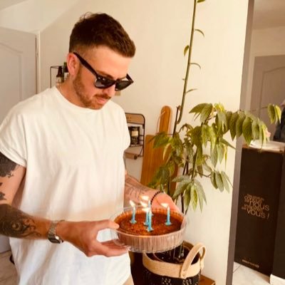 AntonyNegrao's profile picture. supporter de l'Olympique de Marseille. Figo o rei .