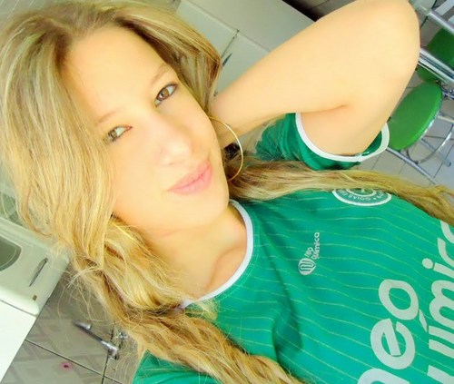 Leonina, esmeraldina, Goiana, estudante, solteira e feliz, quero mais o quê?