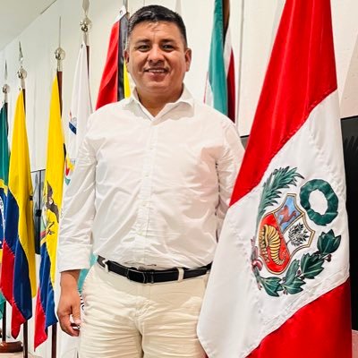 Director Ejecutivo de Pensión65. Ha sido director de Pueblos Indígenas de MINSA; decano del Colegio de Enfermeros. Directivo y profesor universitario.