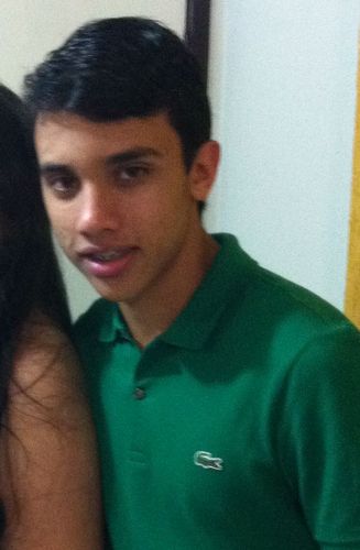 um simples estudante que ama a família e tem muita fé em DEUS.tem a vaquejada como esporte e paixão :))