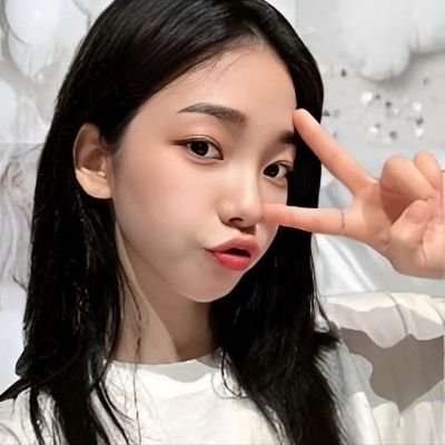 ✹ she/her — loves reading strories/books especially the smell of it and also listening to music !