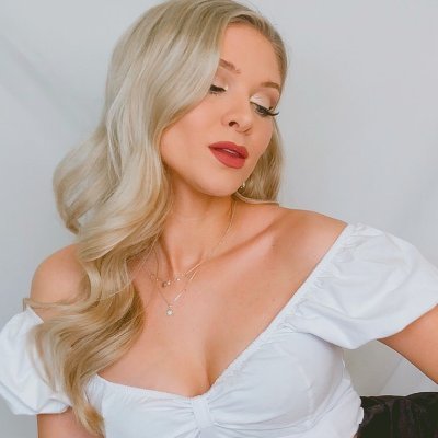 Conniving and martini drinking femme fatale turned Twitch streamer. LA | Sweden.