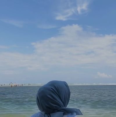 sarahyusrie's profile picture. midwife 💉