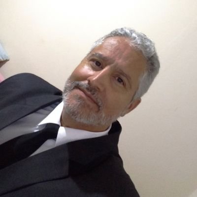 Casado, pai de duas filhas, Graduado em Filosofia, Pós Graduado em Saúde Mental. Pós Graduando em Neuropsicologia. Terapeuta. S.F.U .'.