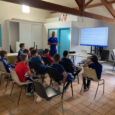 Responsable sportif ( U7 à séniors ) et entraineur U13 Label @fcso69 / Responsable du foot féminin / BMF / insta : yo_escofffier / #TeamOL