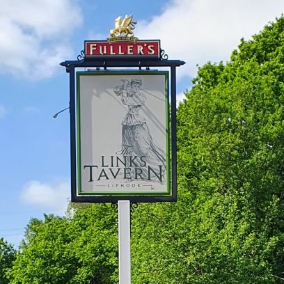 With stripped pine decor, a crackling open fire and muddy boots by the door – The Links Tavern is the quintessential country pub.