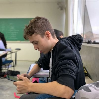 Faço live na Twitch em alguns dias de São Nunca