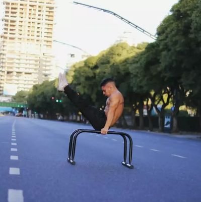 BsAs🇦🇷
El entrenamiento es mi estilo de vida💪
#calistenia × #streetworkout