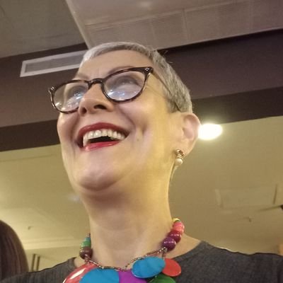 Soy caraqueña, amo a Dios y al Avila, es lo más maravilloso que tenemos en nuestra ciudad. Me gustan los chistes, el vino y el cine.