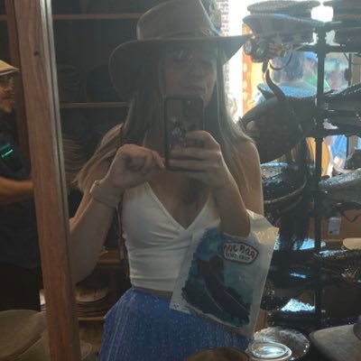 kellshett's profile picture. actually just 2 kids in a trench coat ~ she/her