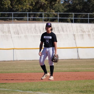 Earl Warren HS⚔️✝️ ||Baseball ||powerlifting🦾|| ‘24|| ig-@Dylan._.070