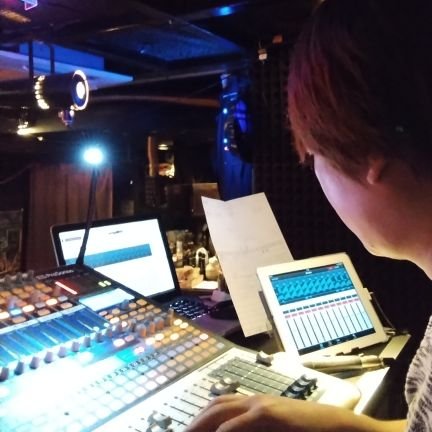 7PoundtWn52VhAK's profile picture. 長崎県諫早studio裸蛇(RAJA)のPA担当アラタです。

元Noirangeボーカル紗璃斗