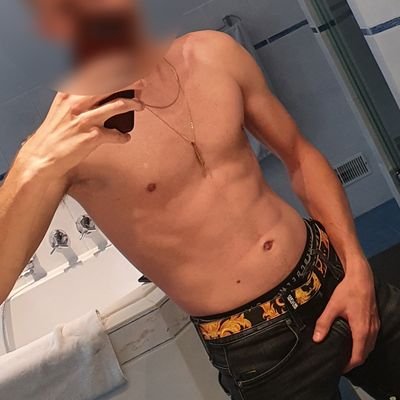 🇳🇱18yo,
I prefer you on your knees - deepthroatlover - 19cm - kinda str8 but love guys sucking my cock - Dm open