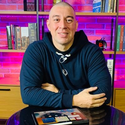 Professor por paixão, esposo por vocação e filho do Tião. Biólogo, autor de material didático e YouTuber.