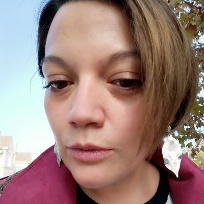 Soy madre soltera, Orgullosa,compleja...Amante del vino...Fiel, conversadora por excelencia...libre..
