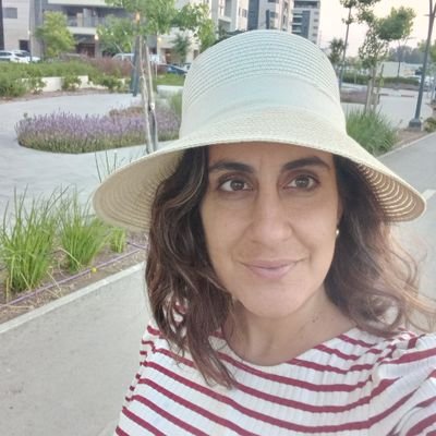 דיאטנית אונקולוגית, אמא לארבעה, אוהבת פוליטיקה ואנשים (לא בהכרח בסדר הזה).