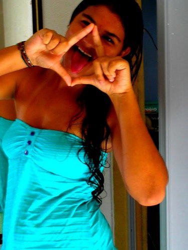 - Sou aquela enganada, que diz que te esqueceu mas daria a vida por mais um beijo seu. aquela perfeição, que tem mil defeitos.  e que te ama demais (L