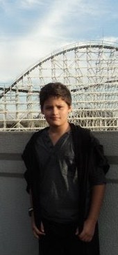 Só mais um menino feliz brincando com a sua bola!