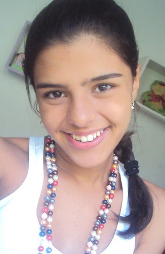 Complexada, teimosa, indecisa, desajeitada, ansiosa, sincera, amiga, menina, mulher.
Sou um eterno parênteses em aberto, enquanto minha eternidade durar.