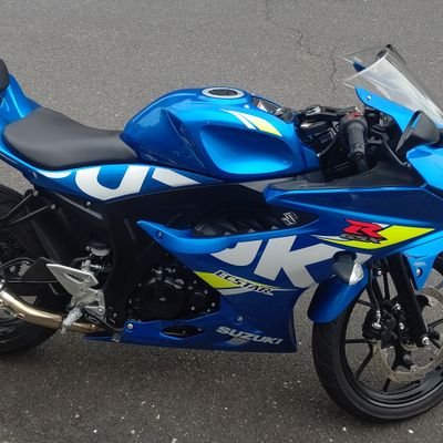 最近免許取ったおじさんです
2022/5/17小型二輪免許取得
19年式GSX-R125乗ってます
他の人のバイクの写真が好きで、
いいねだけして逃亡します!