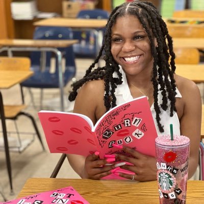 summernoelle_'s profile picture. Ephesians 4:2🌸 1920🕊️