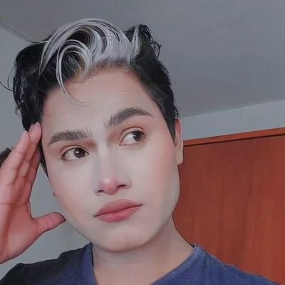 AaronIslas16's profile picture. 👑👑👑