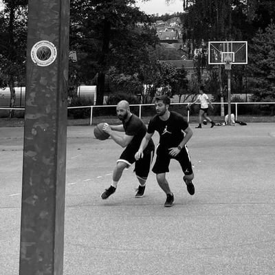 MikaelKyle04's profile picture. Sportif de bas niveau, actuellement en prépa pour réussir à dunker !

Je ne suis pas chauve, je me rase la tête.