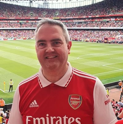 Miðaldra fótboltaáhugamaður sem styður Val og Arsenal.