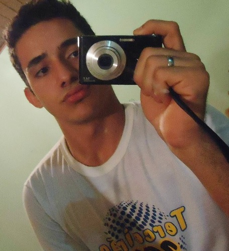 12DEZ1994, 17 anos, sagitariano, E.M completo, flamenguista, animado, apaixonado, antipático, arrogante,  bipolar, e FELIZ!