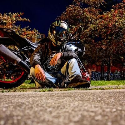 Pisando mis pasos piensan, que me alcanzarán un día Y tú los ves más perdíos' que la honestidad de un policía