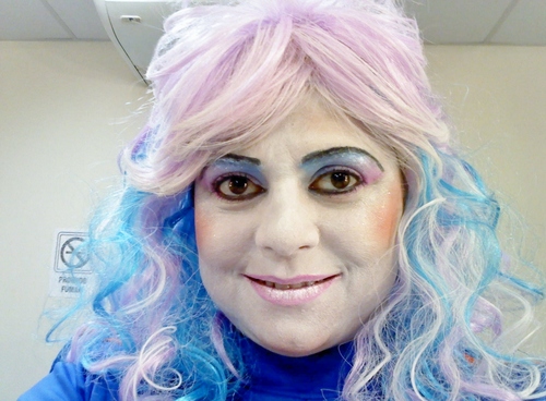 Professora de teatro e atriz. 46 anos. Casada com Beto, mãe de Betinho e Amadeus
