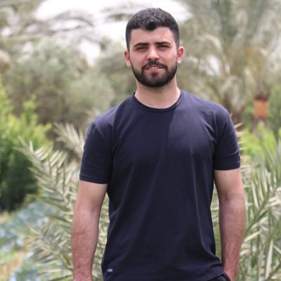 تجيني مثل نور القمر ما يقبل التشبيه وكن الناس من حولك نجومٍ مالها داعي . 🦅