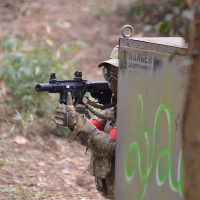 サバゲー歴4年ブッシュ大好き、撃ちまくり大好きアホな銃大好き女です。週1位で千葉の茂みに出没しています。サバゲーマーの方仲良くしてください!よろしくお願いします😊