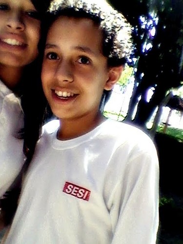 Canceriano,12 anos,alegre,bobo,música,internet,cabelos enrolados...