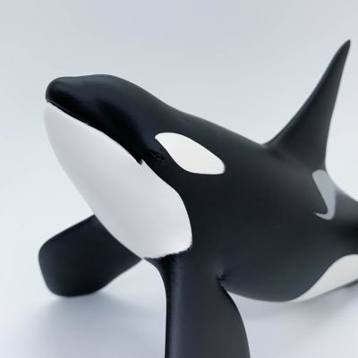 シャチを中心に鯨類のフィギュアや雑貨を趣味で制作しています。 Handmade artist of whale arts and crafts with orca as my favorite.