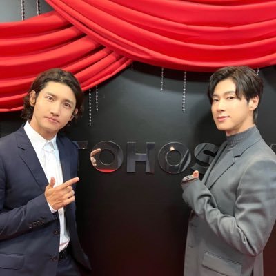 ユノとチャンミンに少しヌナって呼ばれたい年齢😂💖ユノが大好きです💖チャンミンが大好きです💖ふたりがかっこよすぎて、歌もダンスもすごすぎて、素晴らしい人格すぎて、神がふたりを地上に遣わせたんじゃないかと思ってる❣️超一流の神の領域の東方神起のファンでいられて誇らしい🌟🌟🌟