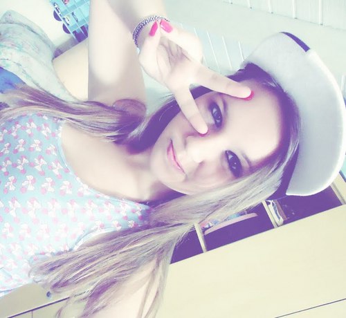 ' 15 anos, Touriana, sincera, indecisa , sou louca; irritada; sensível; boba; meio idiota, no geral eu sou estranha. Infelizmente eu sou feliz assim !