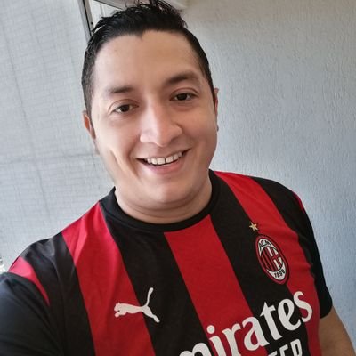 Monteriano, aficionado al fútbol y al ajedrez, amante de las buenas cosas de la vida.