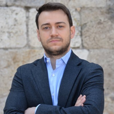 Licenciado en Derecho y ADE. Director General de Autónomos y Emprendimiento de la Comunidad de Madrid. Escritor en sueños y lector en realidad.
