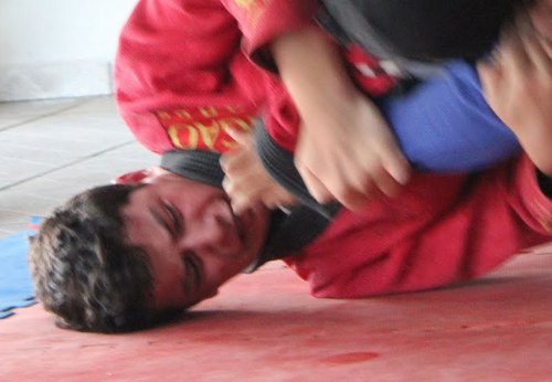 Um solene juramento é prestado
De jamais deixar de socorrer                          
A quem estando a sofrer
Necessite assistência e cuidado.