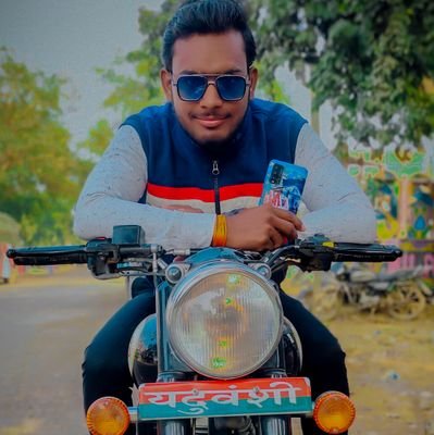 उगते सूरज से मिलाता हूँ निगाहे मैं बीते कल का मातम नही मनाता ❣️👍