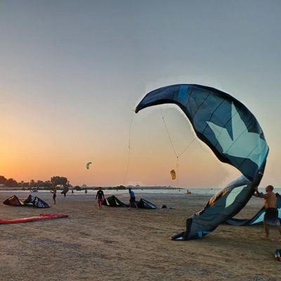 La cinquantaine, marié, papa, heureux, sportif, musicien.
#running
#kitesurf
#musique
#guitare
#yoga
#fitover50