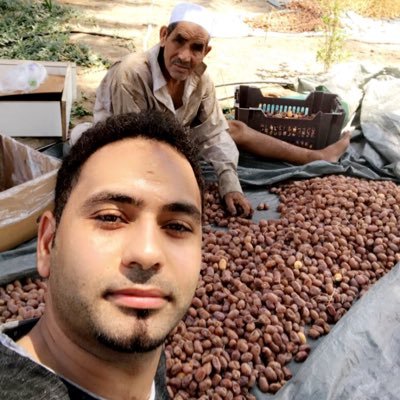 العيش ان تدرك معنى العالم هو اشبه بالتجول داخل مكتبه عظيمه دون لمس الكتب .